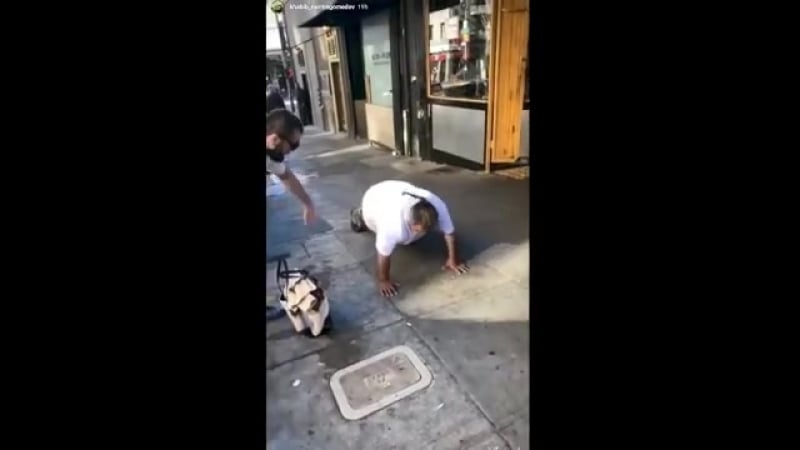 Хабиб и его брат сняли на видео, как бездомные отжимаются за деньги в сша [nr]