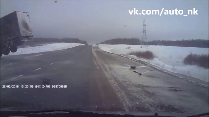 ✔ особое мнение груженая фура сложилась на скользкой дороге в татарстане (23 02 2016)