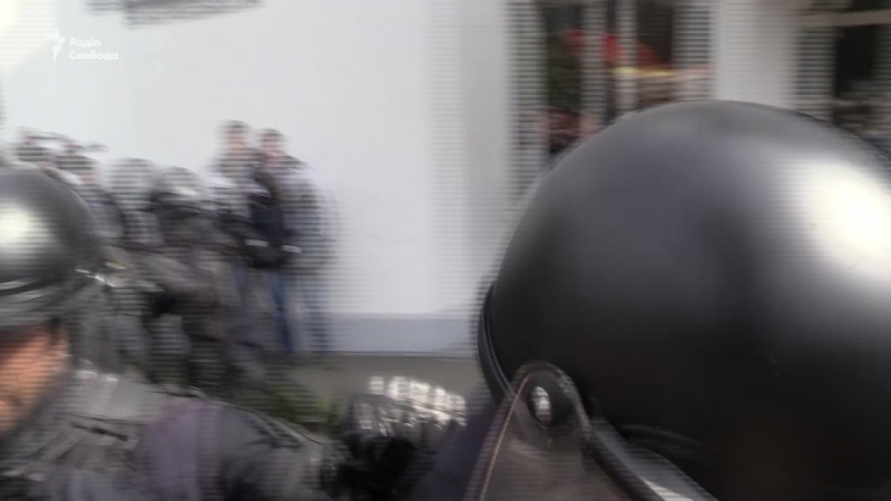 У києві біля будівлі мвс між активістами і силовиками сталася штовханина