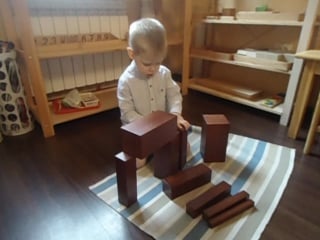 Саша занимается с коричневой лестницей