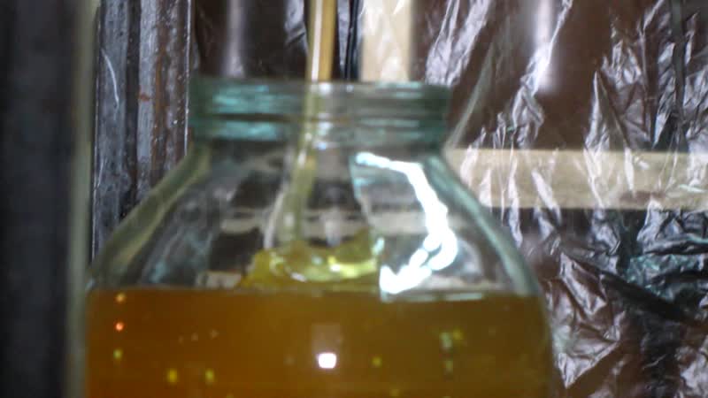 Вот как мы разливаем мед по банкам