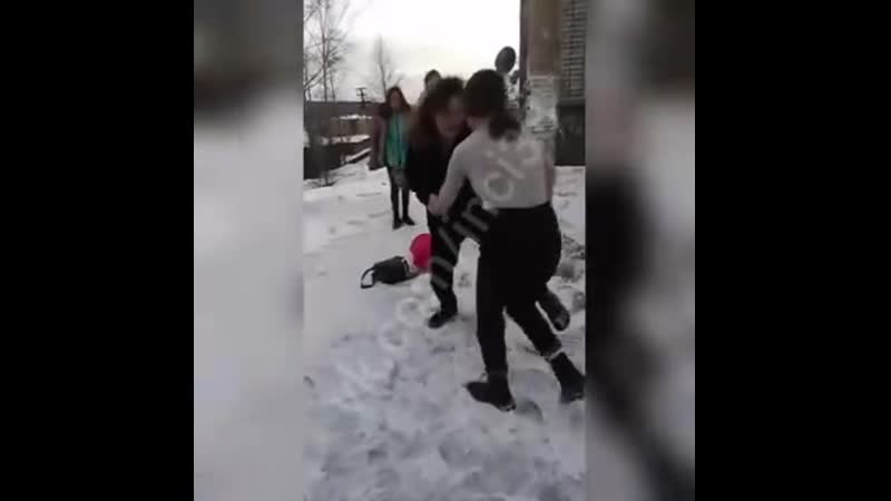 Издеваются над школьницей (драка, жесть, избиение, 2020, усть куте)