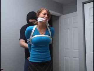 Связывает девушку вереой