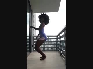 Негритянка с большой попой танцует тверк / big black booty shaking