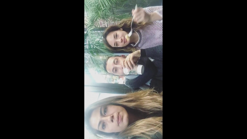 Седа бакан за кадром