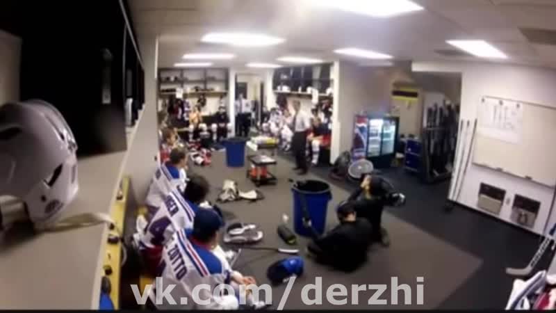 Тренер в раздевалке хк "кристалл" саратов