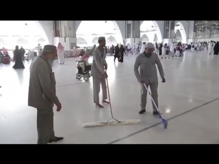 هنيئاً له شرف خدمة بيت الله الحرام 33 عاما he works near the kaaba for 33 years