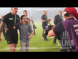 Sbw gives to a kiwi boy his gold medalalma da copa