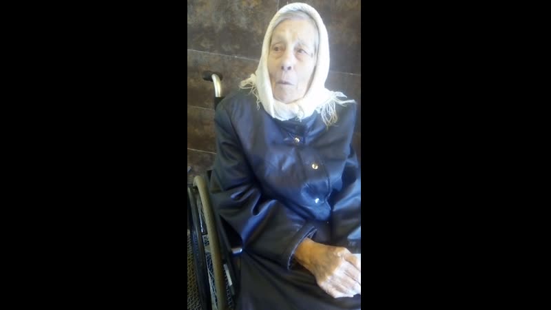 Бабуля в инвалидной коляске ждёт, что кто то придёт и заберёт её