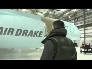 Drake хвастается своим личным самолётом