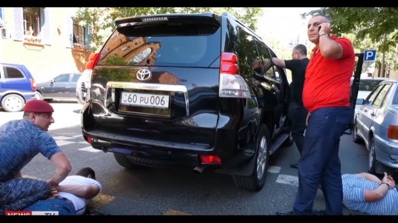 Լեոյի փողոցում մի քանի անձի պառկեցրել են ասֆալտին