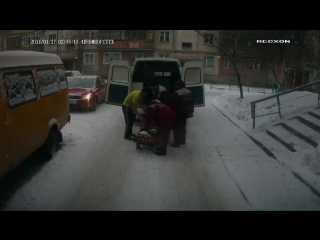 В магнитогорске сотрудники скорой помощи спустили пациента с лестницы