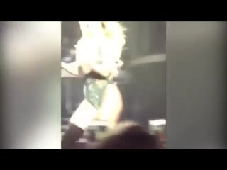 Бритни спирс показывает грудь на концерте в лас вегасе