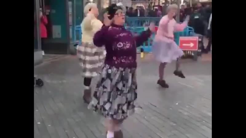 Я и мои подруги в старости))