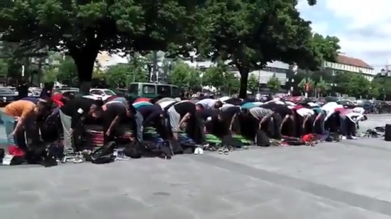 Массовая молитва и требования к анти интеграции в берлине, германия