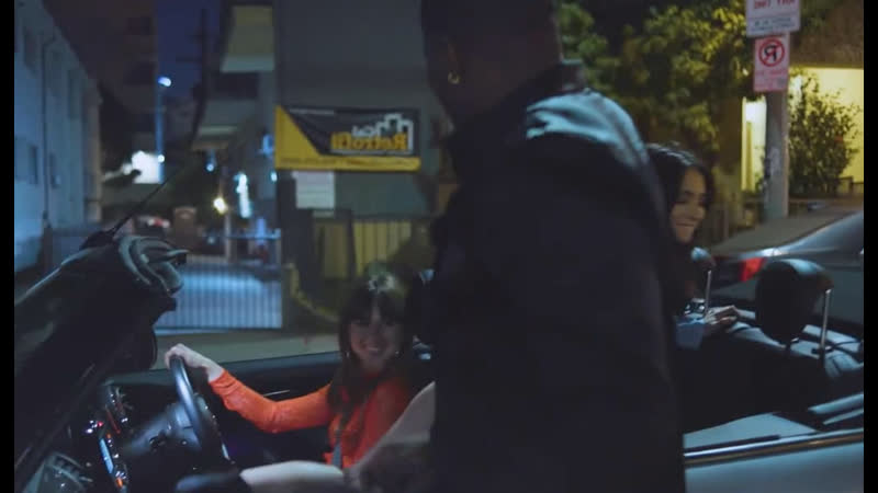 Две озабоченные милашки сняли себе шоколадного жигало, чтоб хорошенько пошпилиться)