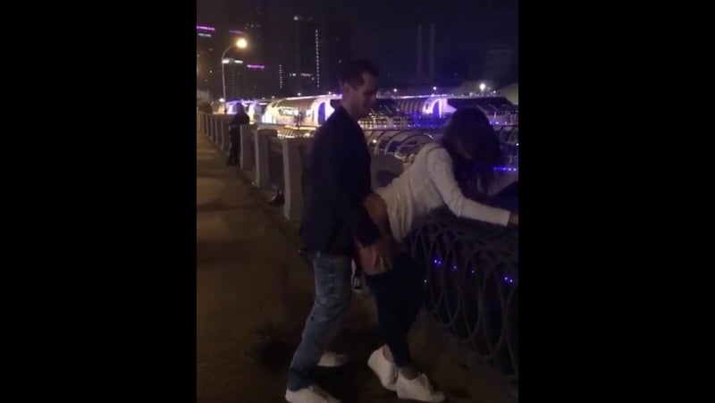 Секс возле ограждения