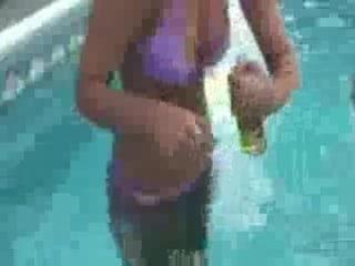 Девушкая явно увлекается пивом, даже открывает по своему