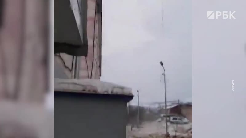 [рбк] сильнейший ураган в магадане видео, как ветер рвет электропровода и сдувает автомобили