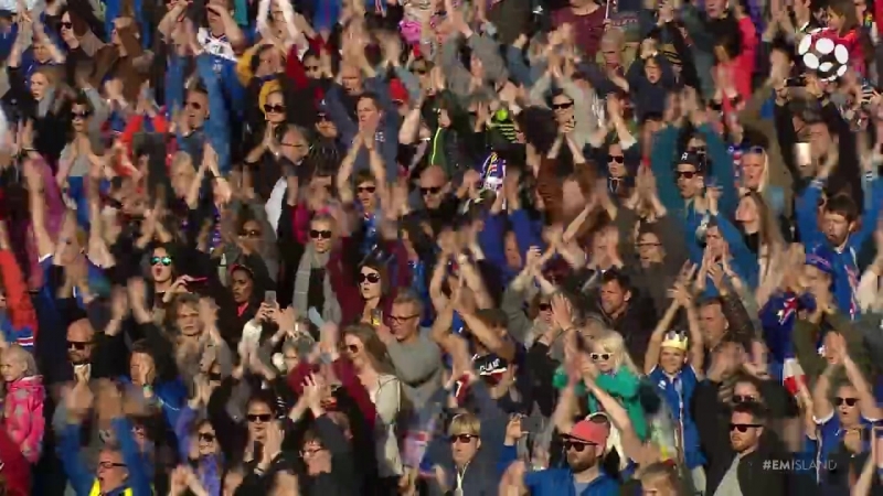 Жители исландии приветствуют свою сборную