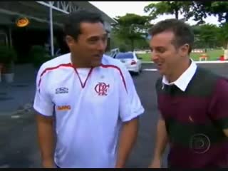 Luciano huck acorda ronaldinho no ninho do urubu