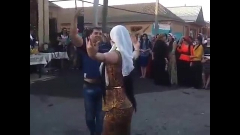 Чеченская красотка танцует лезгинку 2015