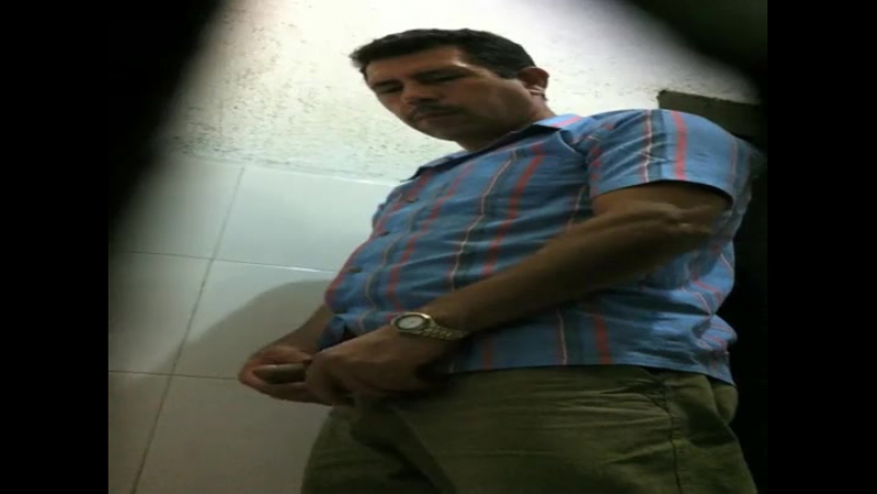 В туалете писают самцы, гордо обхватив свои концы