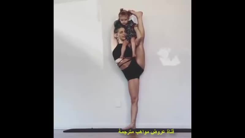 Sls امرأة أمريكية تبد في ممارسة الرياضة مع أطفالها في منزلها