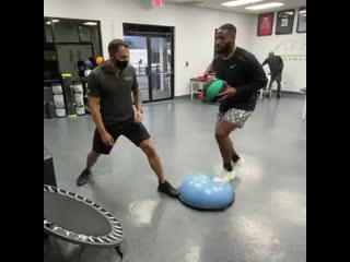 @doctor reef working with @steelers running back @jaysam on this combination drill! • •