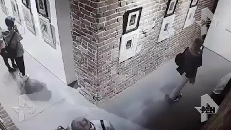 Видео девушки испортили картину сальвадора дали, пытаясь сделать с ней селфи