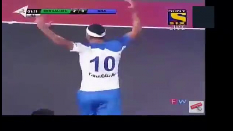 Роналдиньо клепает голы в индийском мини футболе