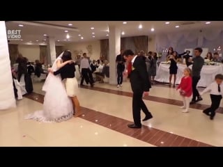 На свадьбе девушка танцует лезгинку