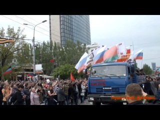 Батальон ополченцев "восток" отправляется на помощь маруиполю прямо с парада победы в донецке (9 мая 2014)