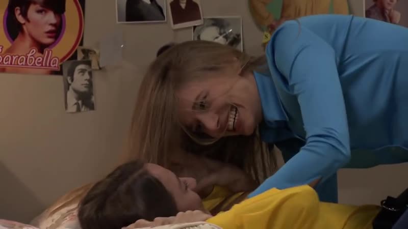 Alba, desconcertada tras un beso con su amiga sophie