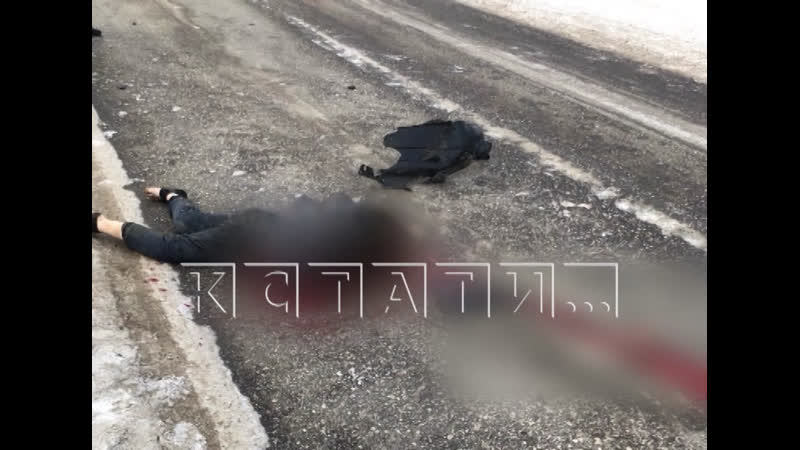 18 летний мальчик, спускаясь с горки на тюбинге, влетел под автомобиль и погиб