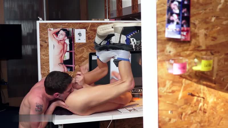 Парни поебались в офисе вечерком видео группы гей пошлятина [1080p]