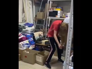 В пункте выдачи ozon люди не могли забрать посылки из за зомби сотрудницы