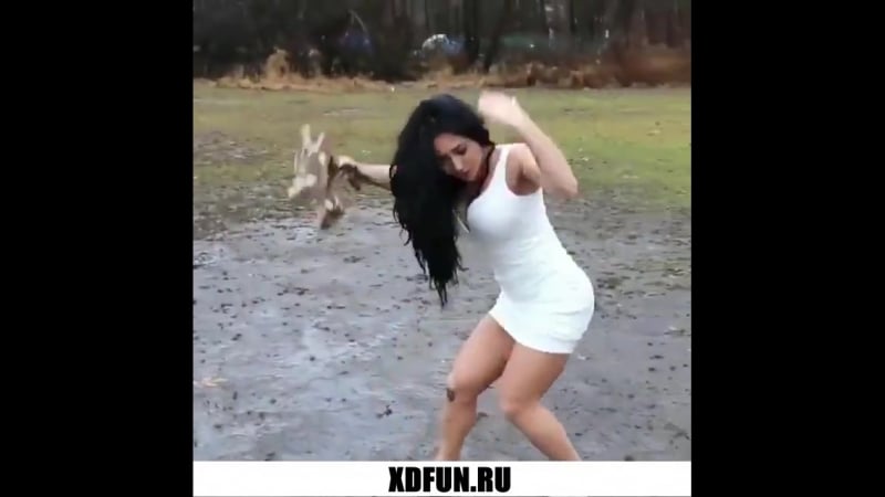 Девушка упала в грязь ударилась об столб прикол телки неуклюжие падают высокий каблук платье белое вся в грязи