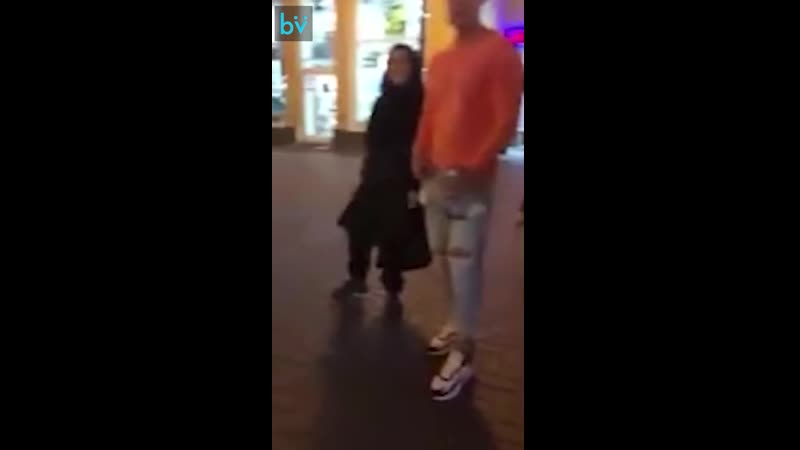 Парень сидел на арбате и пел песню ёлки