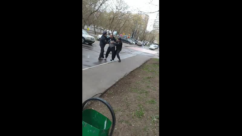 Когда гуляешь с ребенком, а тебя скручивает полиция