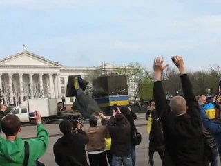 В краматорске иэверги повалили памятник ленину