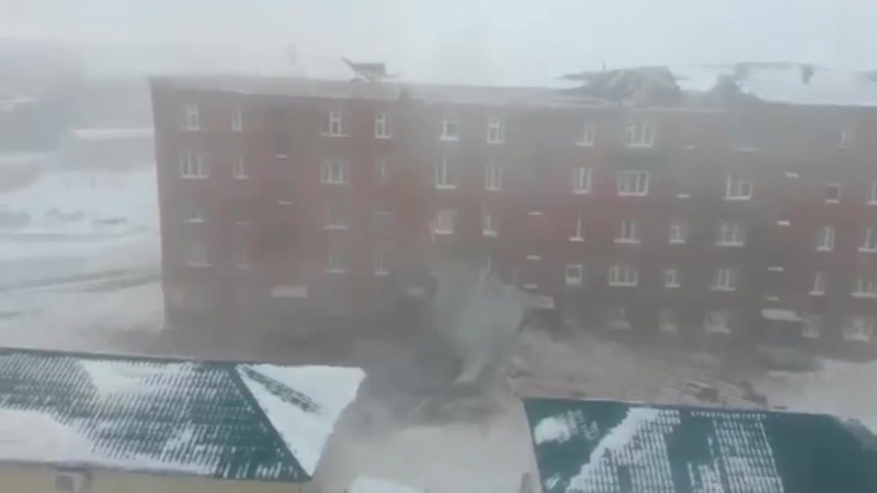 В красноярском крае порывом ветра сорвало крышу пятиэтажки видео