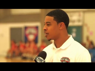 Jared dudley​ gets some help from his teammates tyler ulis and devin booker at his elite skills academy