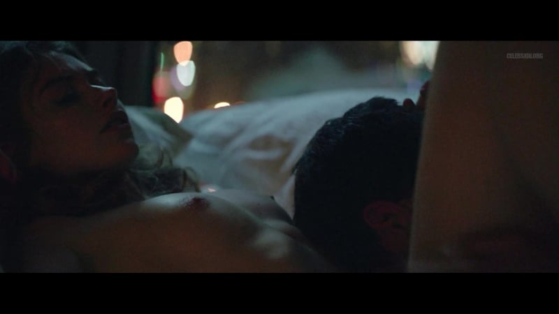 Үлкен сиськи бар көптеген лесбиянкалар есектерді жалайды Порно комикс әлемі