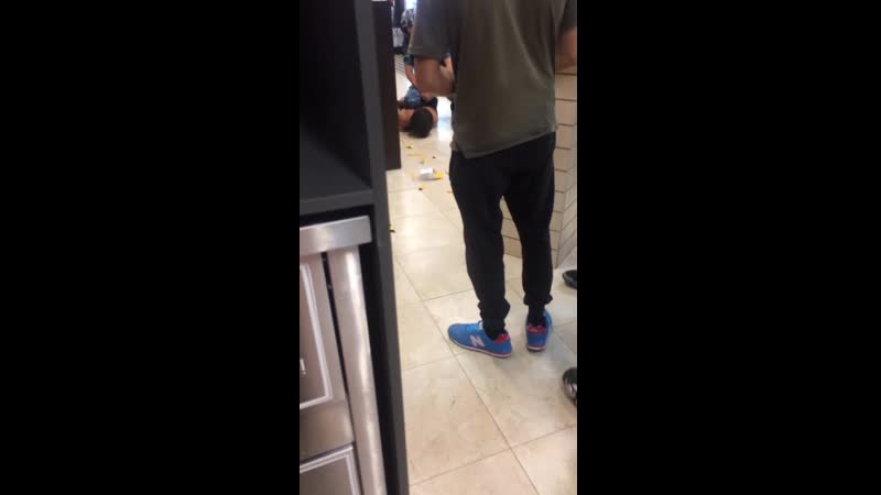 Голый парень разбил машины и витрины на азс в керчи