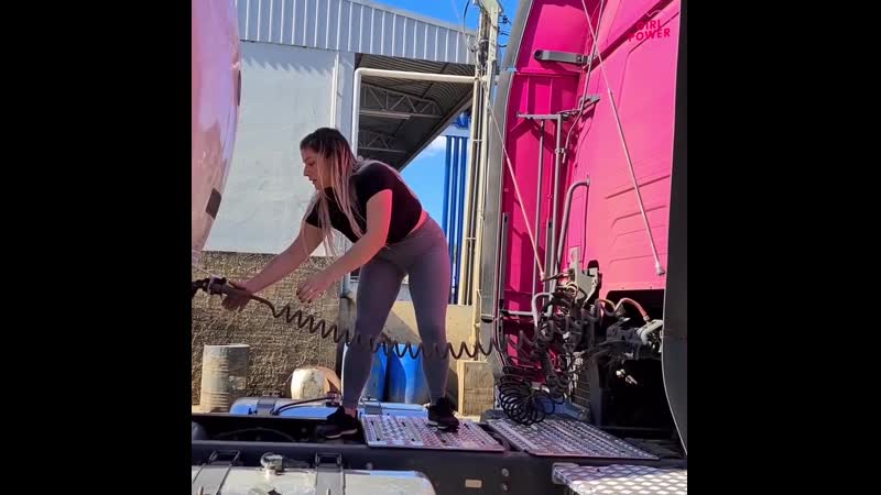 В португалии девушки ездят только на розовых фурах @daianecristinamirandacardoso in portugal, girls ride only pink trucks
