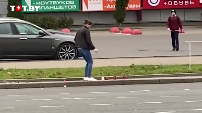 Женщина сбивает ногами лампадки, установленные в память о романе