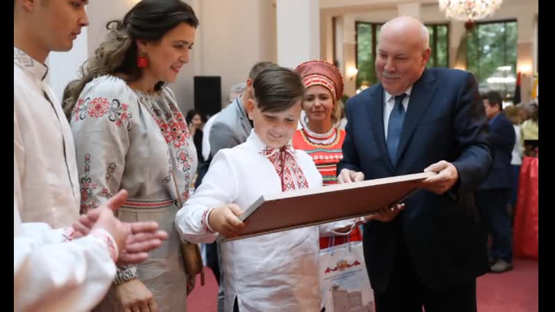 Усе ў нацыянальных строях, амбасадар расіі ў пінжаку )