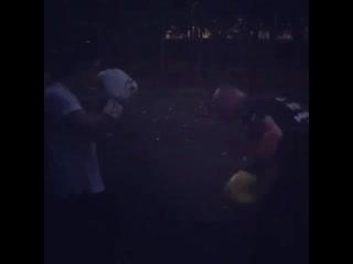 Макsим занимается боксом на улице