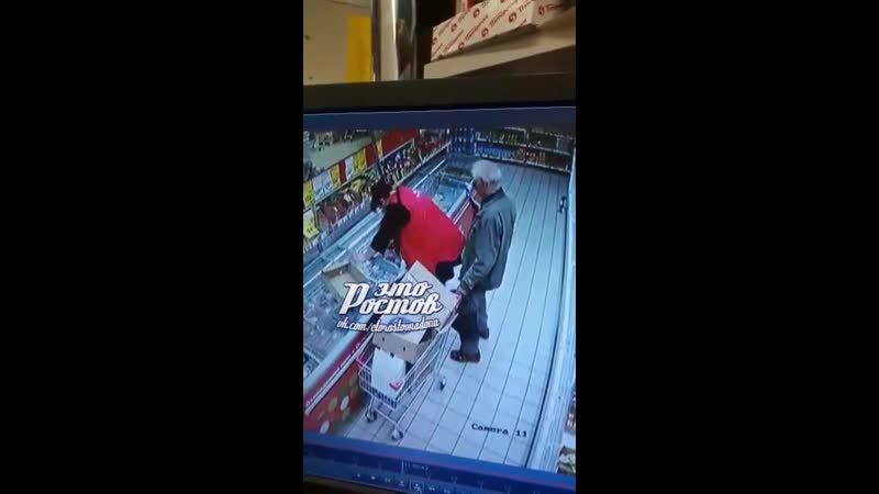 Похотливый старик козлодоев в пятёрочке пристраивается к женщинам сзади это ростов на дону!